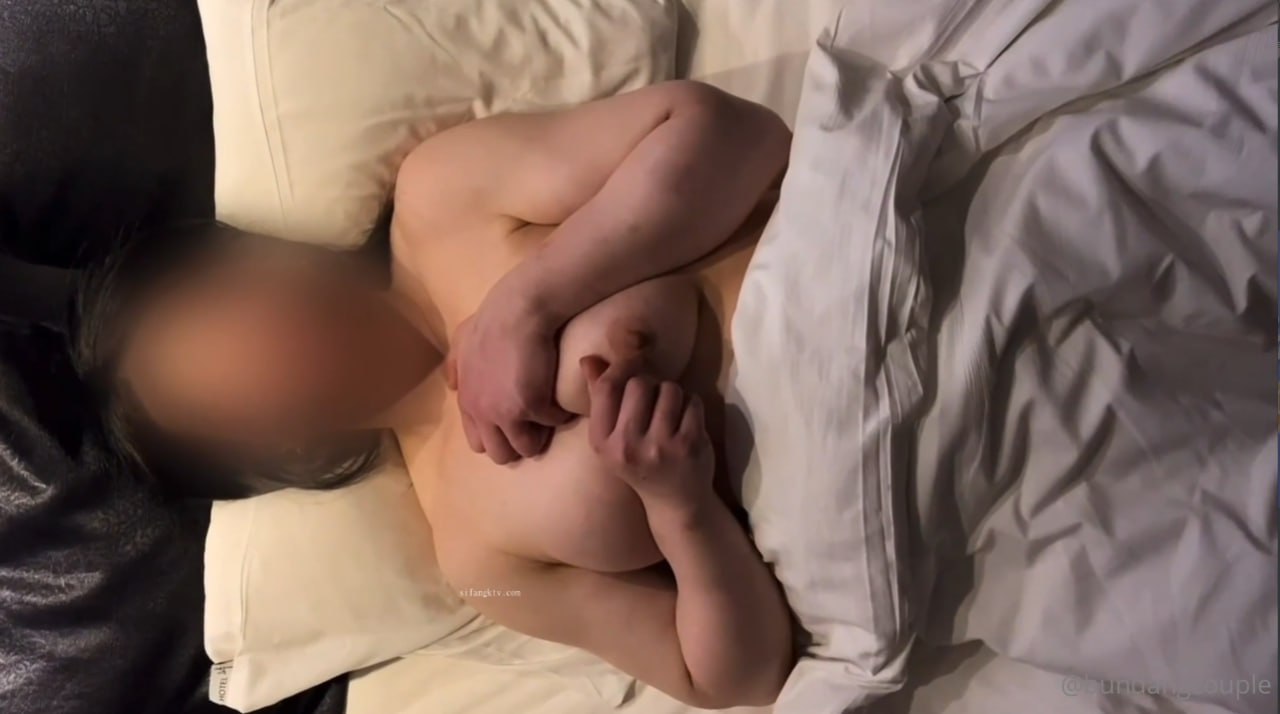 一个人唯美自慰抠鲍~等待哪个有缘人来用力肏我